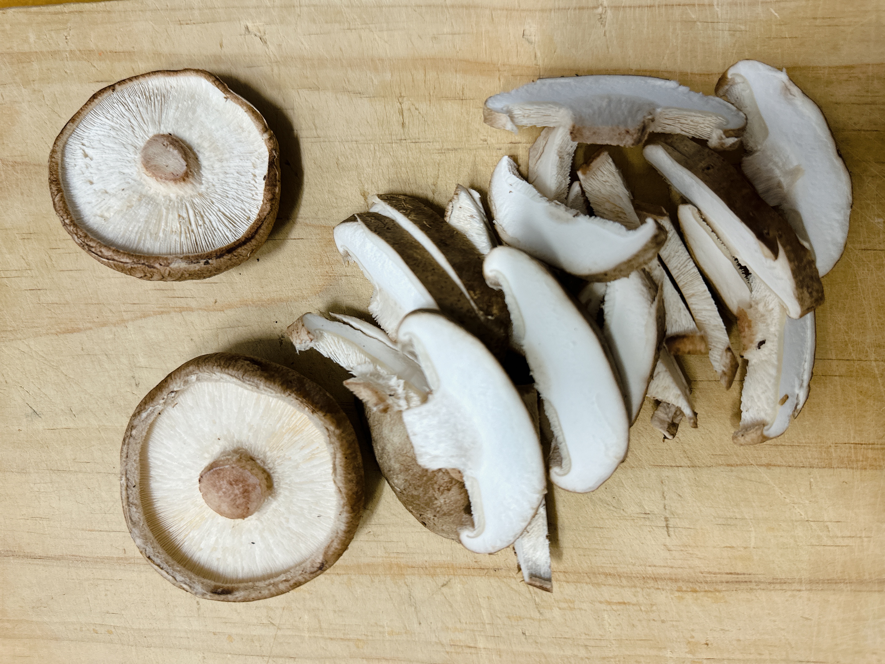 도마 위에 놓여 있는 표고버섯