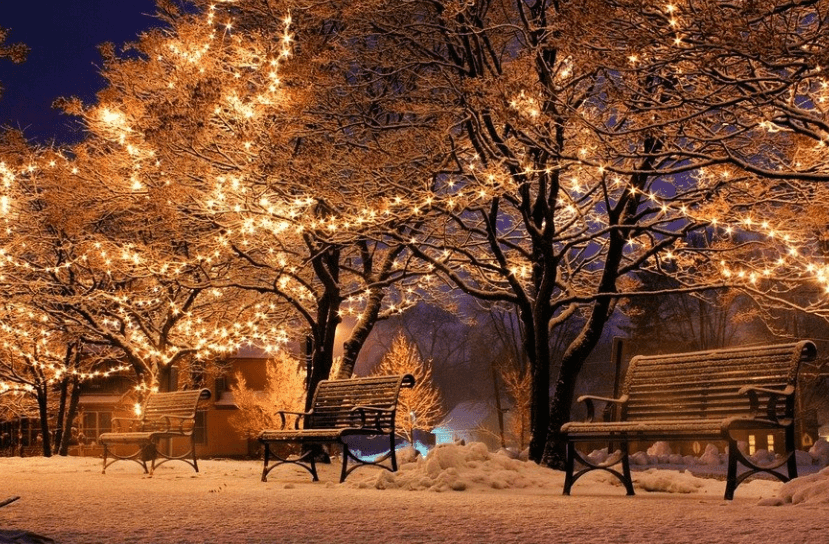 크리스마스에 눈내리는 겨울날 풍경