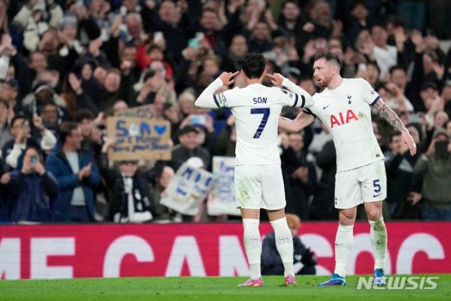 손흥민은 1골(리그 7호) 1도움을 기록하며 팀의 2-0 승리를 이끌었고 토트넘은 리그 1위로 올라섰다. 2023.10.24.