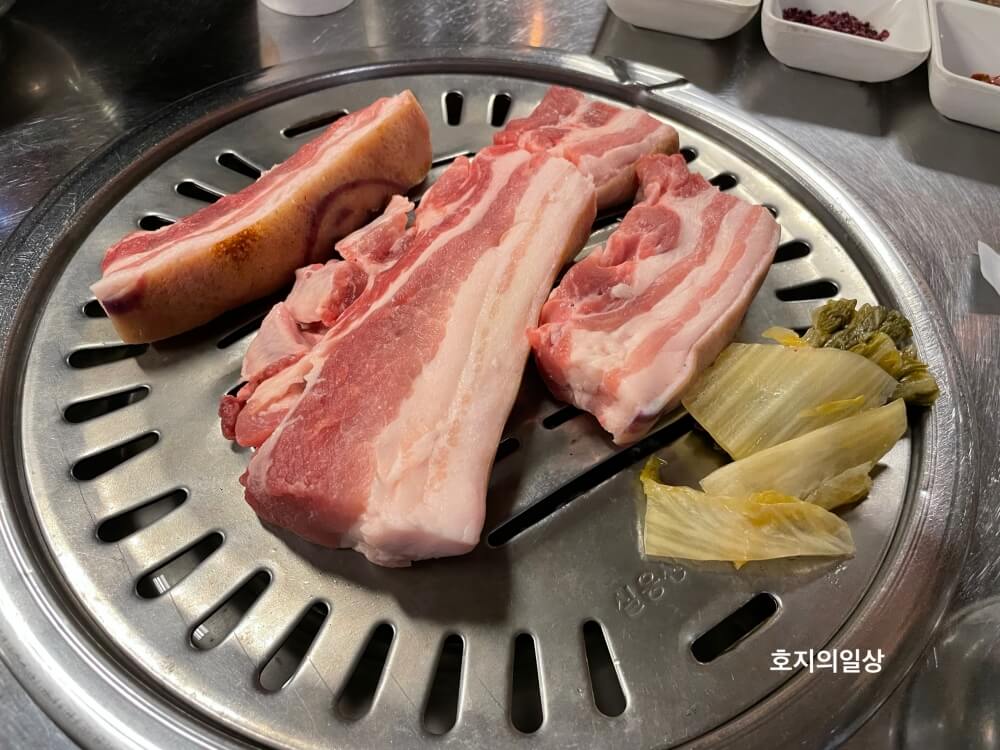 중문 흑돼지 맛집 모메든 식당 - 불판위에 올린 고기