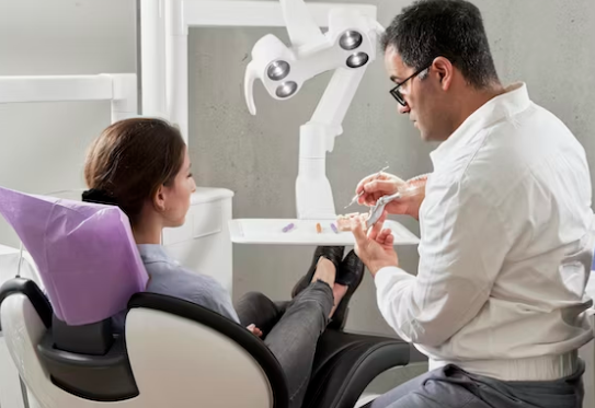 치과의사가-잇몸염증-치료방법을-환자에게-설명하고-있다