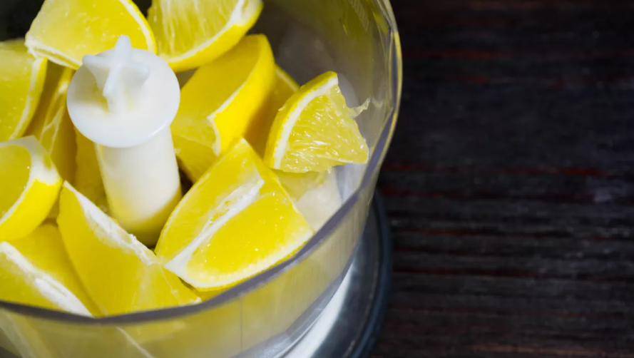 블렌더에 레몬 조각 (이미지 출처: Shutterstock)