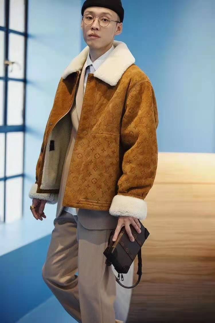  [LOUIS VUITTON] 루이비통 시어링 엠보스드 모노그램 자켓 1A8APG