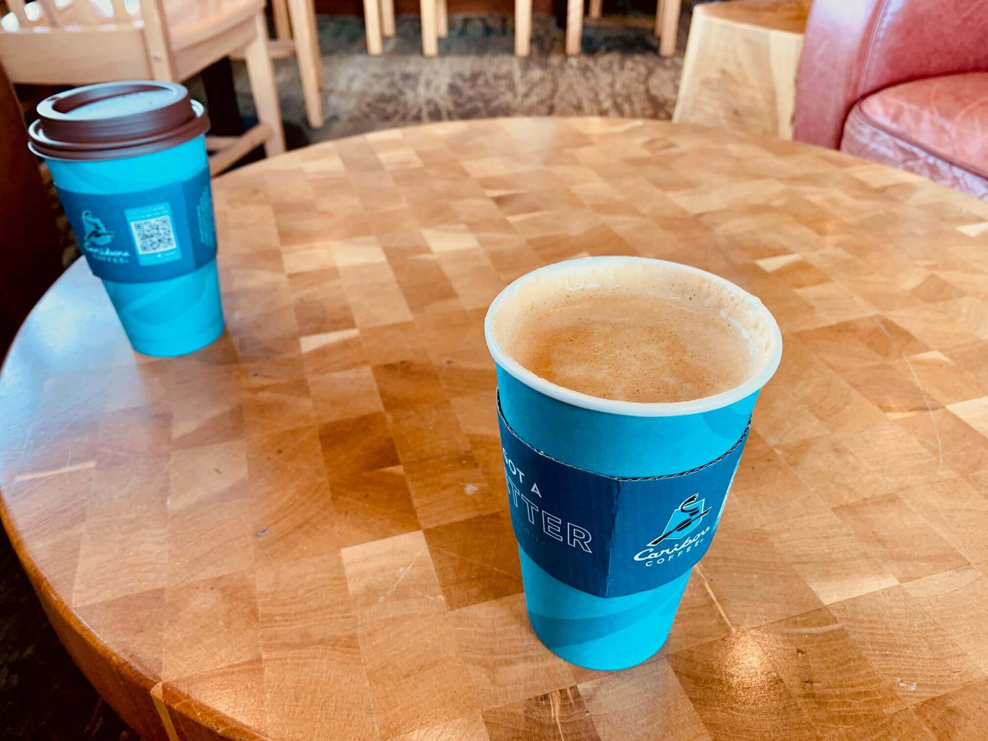 파란색-종이컵-두개-커피가-담긴-커피컵