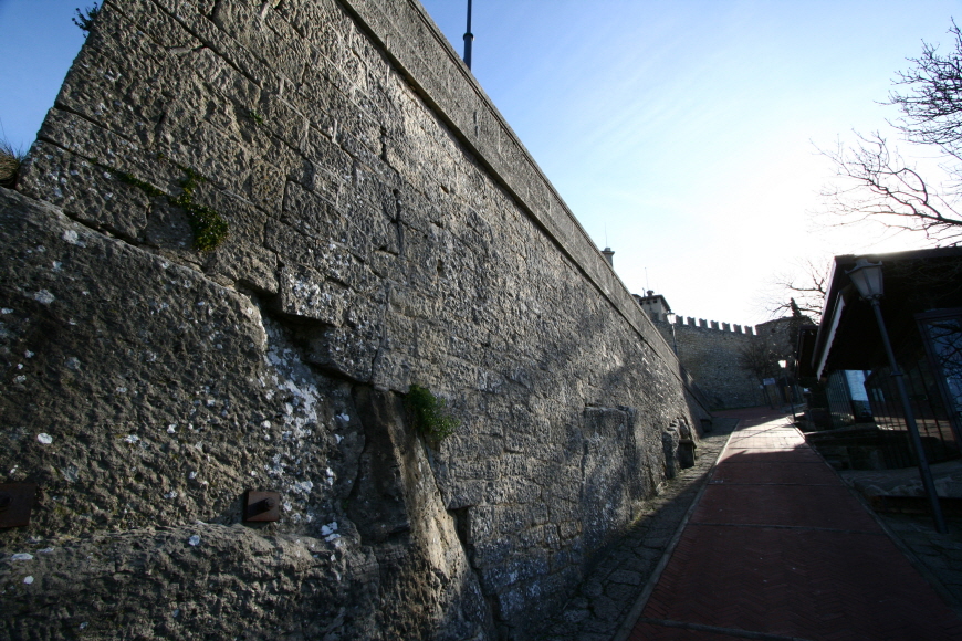성벽따라-산마리노-요새로-가는길