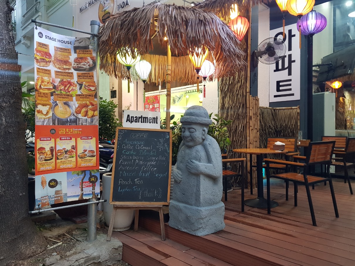 호치민 7군 푸미흥 수제 버거 맛집 STAGE BURGER & CAFE - 식당 입구 분위기