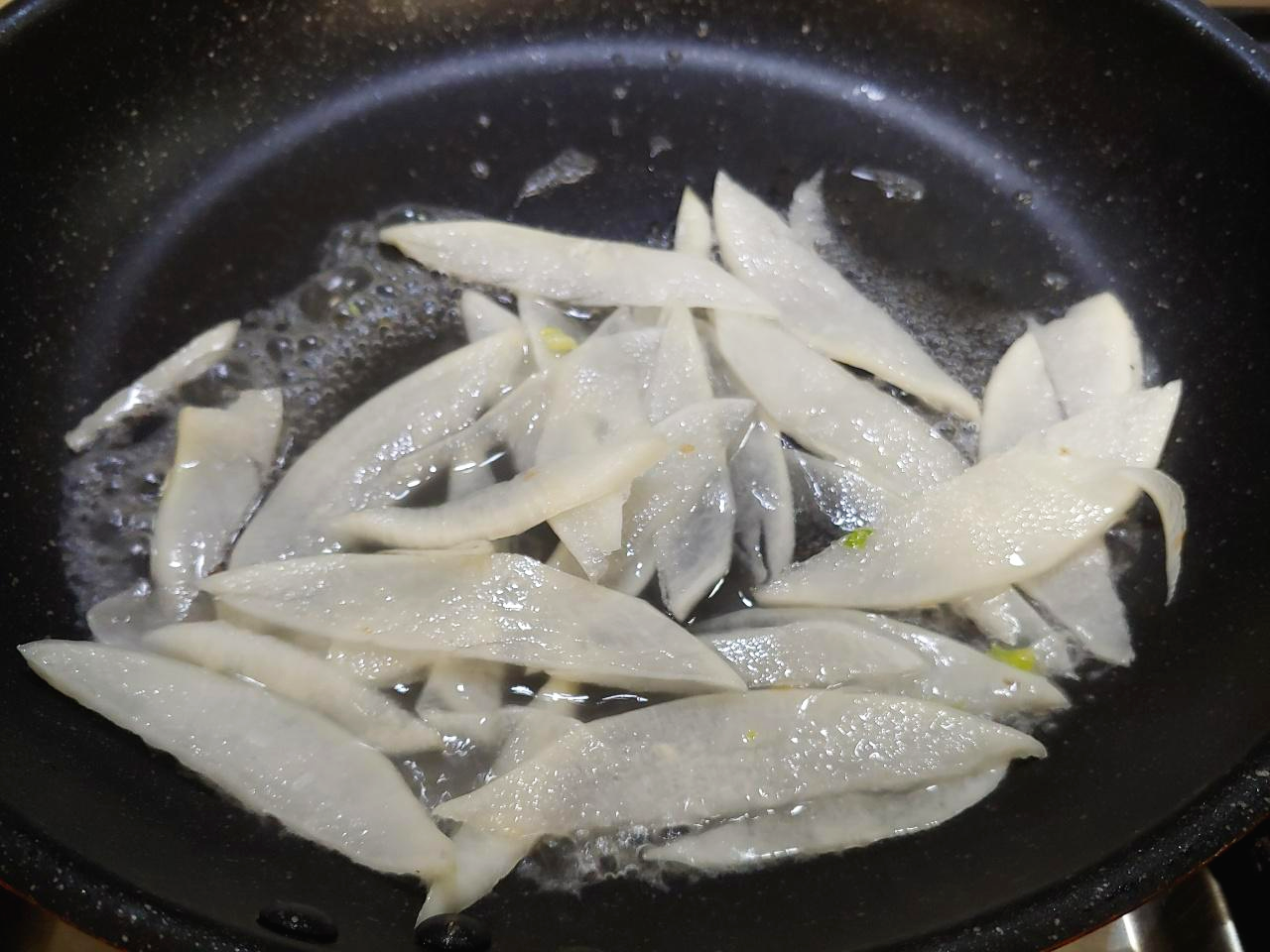 만두소 만들기 무 볶기