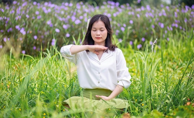 숲에서 명상하는 여성 사진