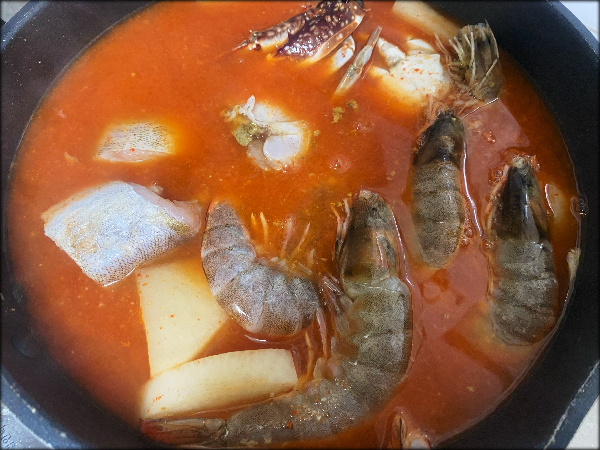 해물 넣어 끓이기