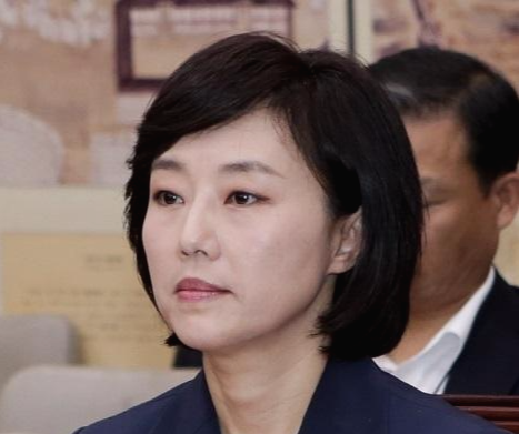  조윤선 과거 성형 전 및 화장 안 할 얼굴 화제
