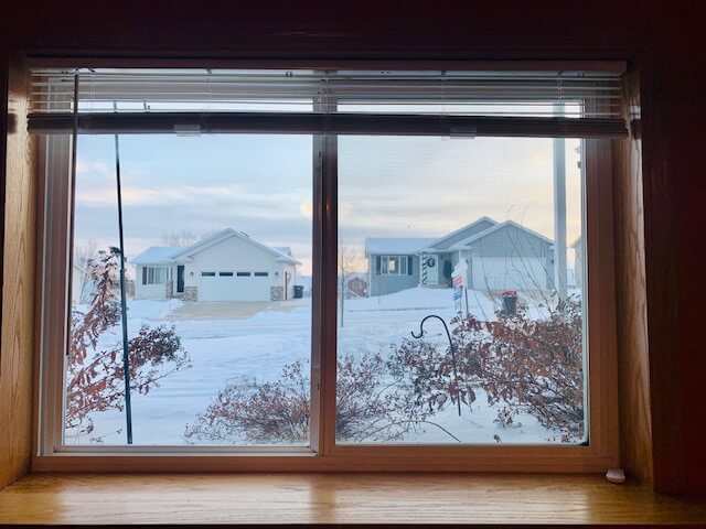 창문-밖으로-눈과-집들이-보이는-모습