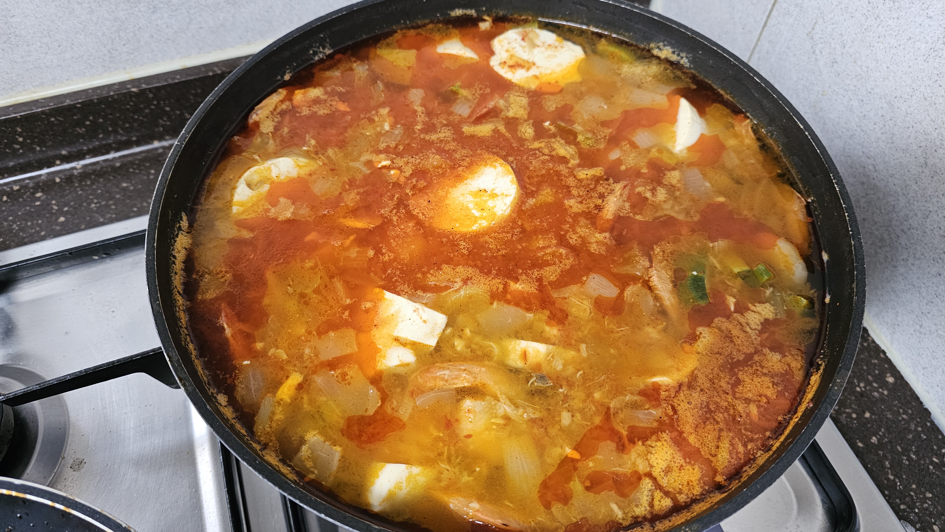 고추기름이 동동 뜨고 채소가 익으면 완성