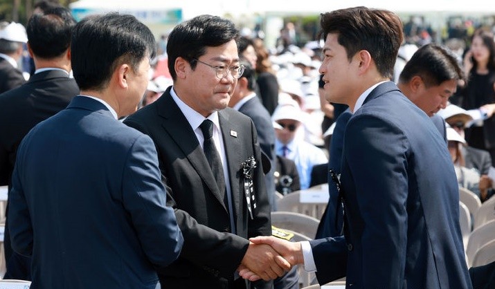 위로 이미지