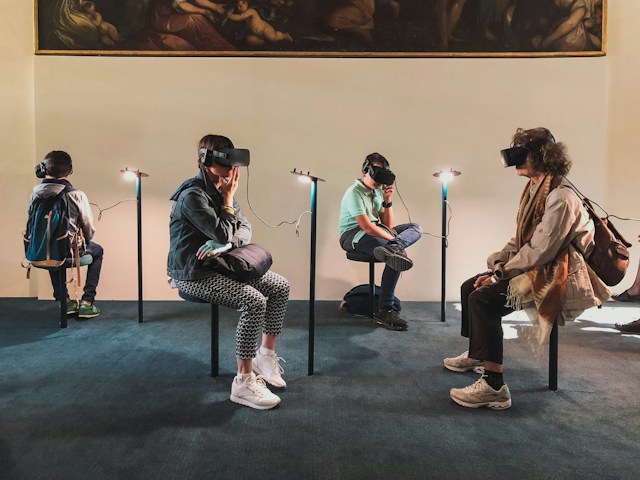 VR 기기를 착용한 남성들