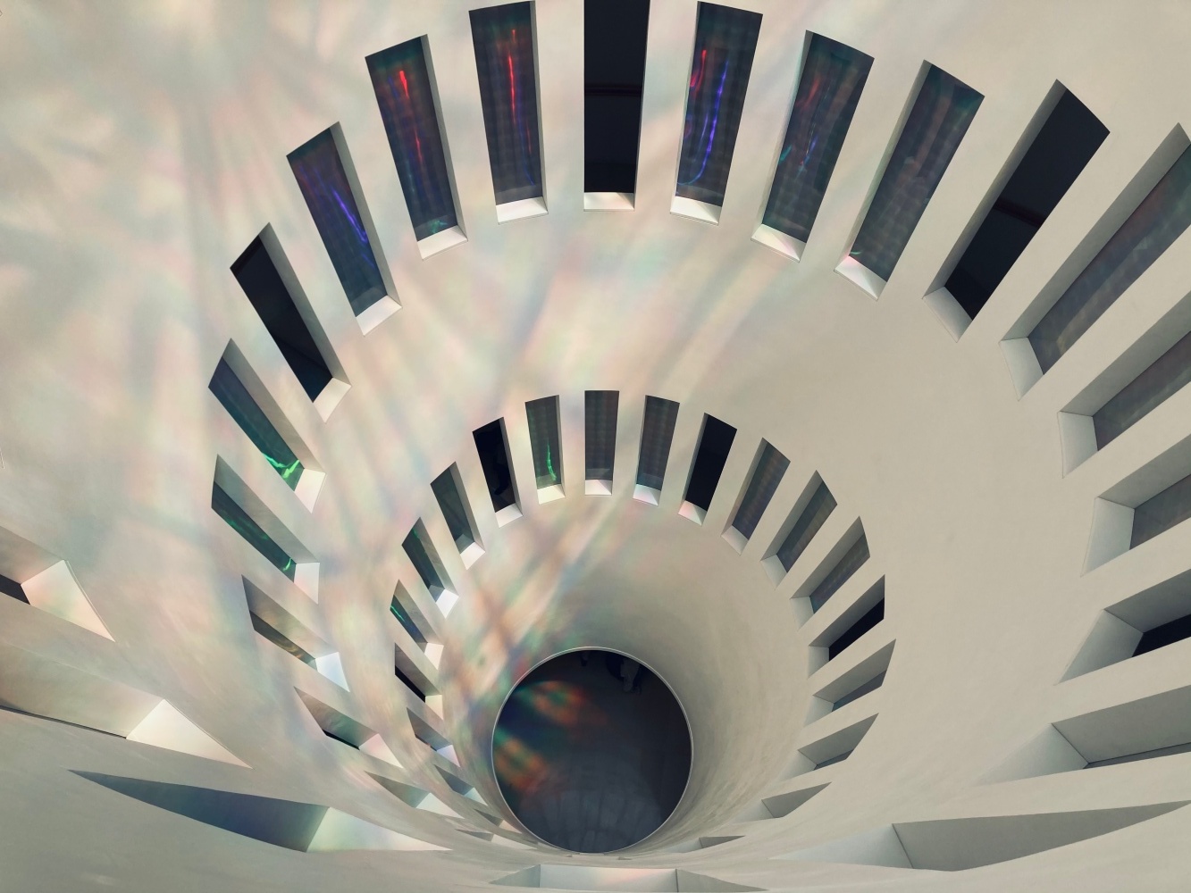 마리오 보타가 설계한 M1의 원형 계단 공간