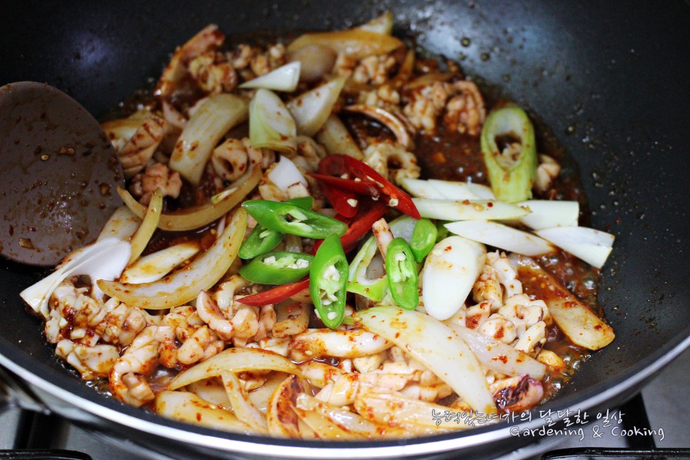 법. 국물까지 싹 떠먹게 돼.♬맛있게 매운 오징어볶음 만들기 3