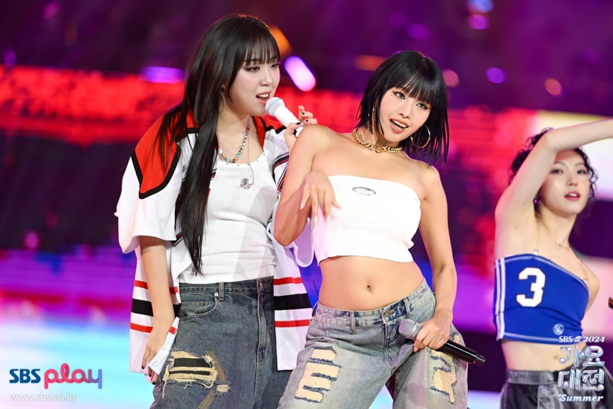가요대전에서 뽀뽀 갈기고 같이 챌린지 찍은 여돌...jpg | 인스티즈