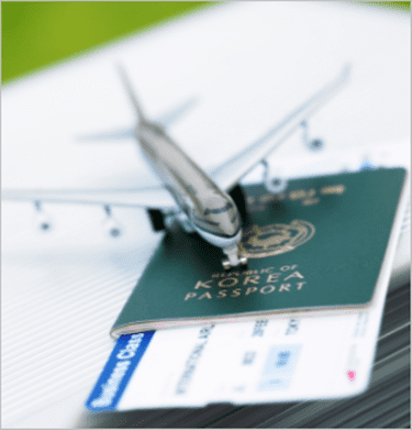 여권과-비행기모형사진