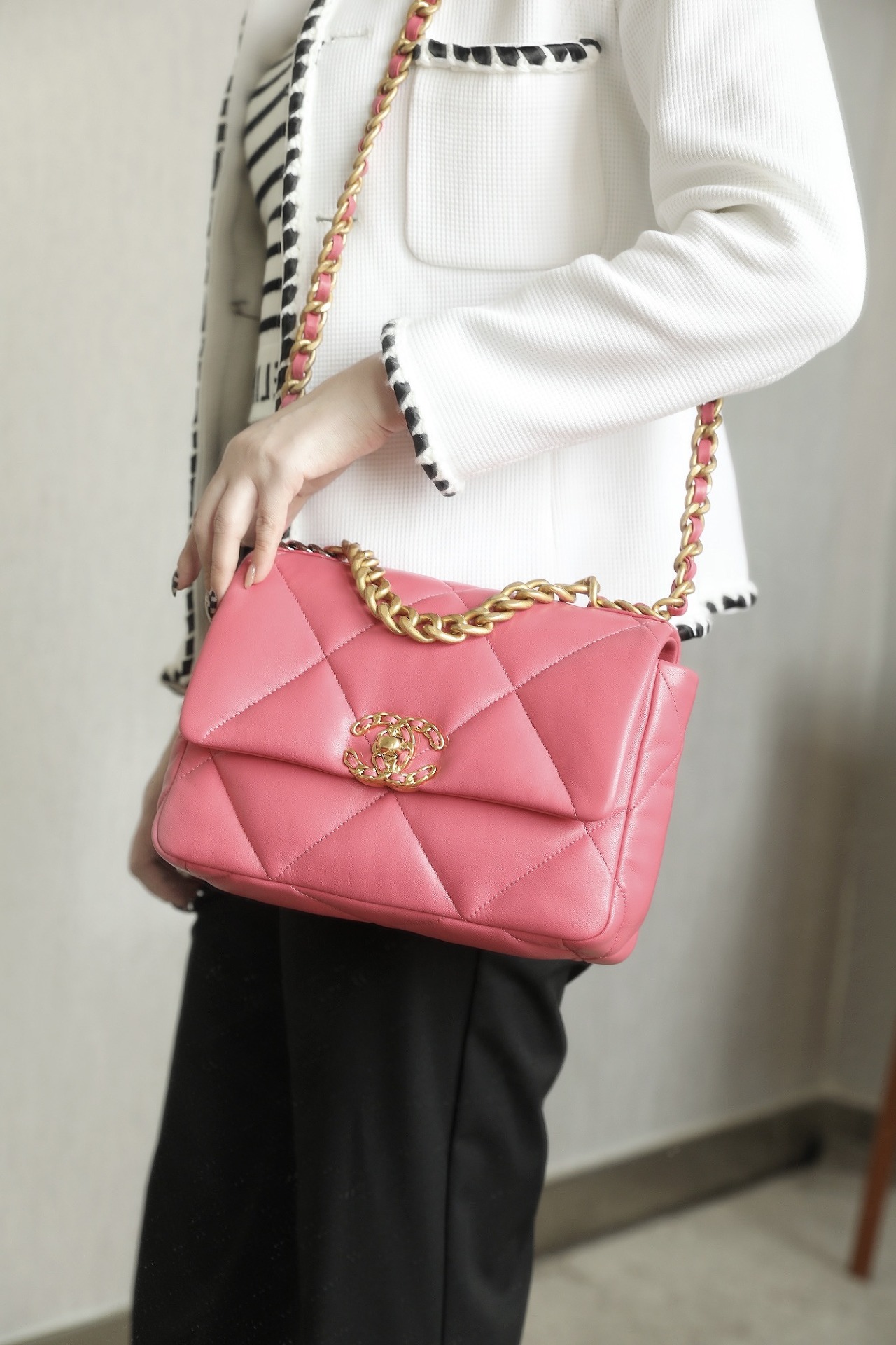  [CHANEL] 샤넬 19 핸드백 AS1160 (2 SIZE)