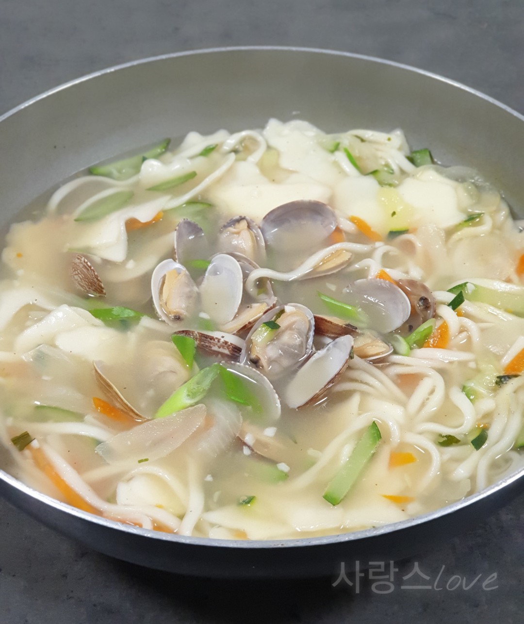  바지락 칼제비 만들기 바지락 칼국수에 수제비 넣어 만든 칼제비 레시피