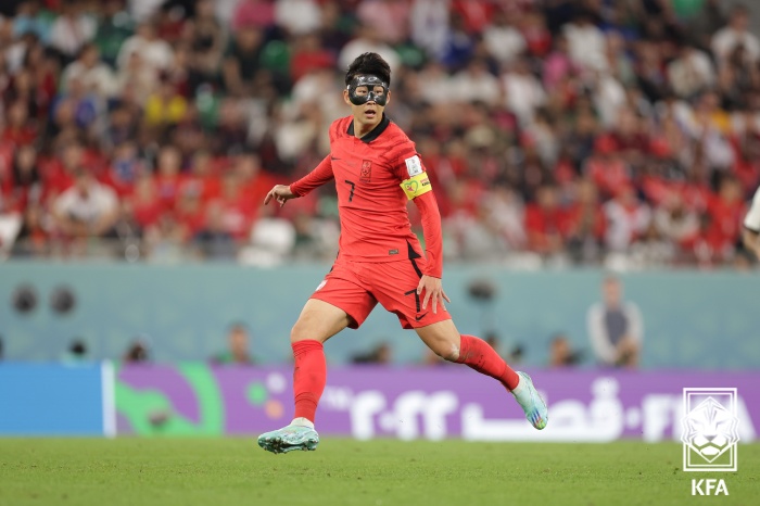 카타르월드컵 포르투갈전에서 뛰고 있는 대한민국 축구대표팀 주장 손흥민 선수