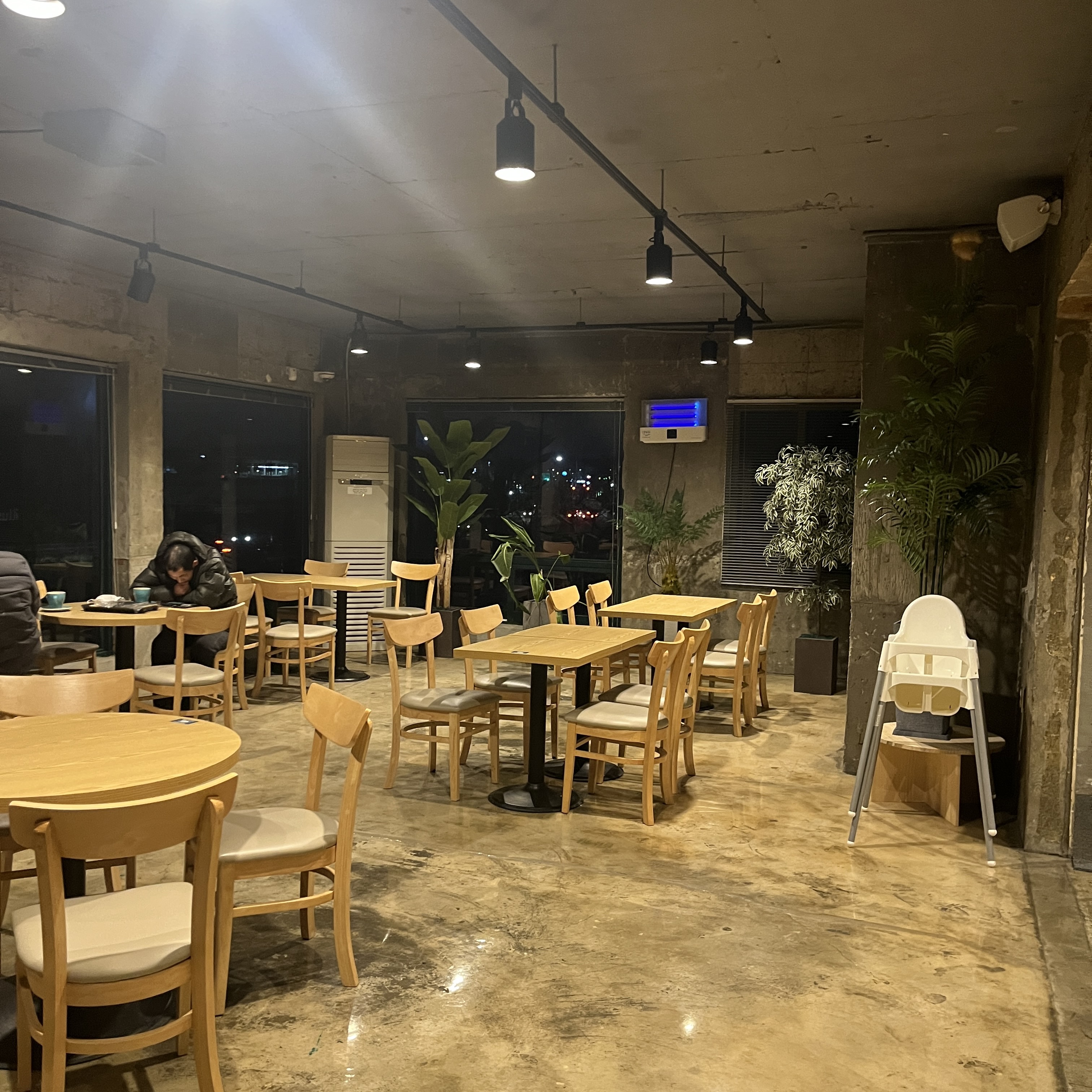 파주 일루션카페 2층 내부 사진