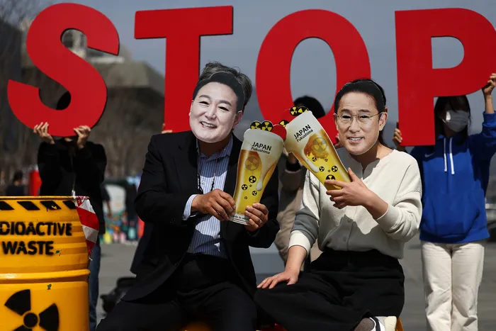 지난 3월 22일 서울 광화문광장에서 환경보건시민센터 회원들이 &lsquo;세계 물의 날 기념&#44; 후쿠시마 방사능 오염수 해양투기 반대 캠페인&rsquo;을 하고 있다.