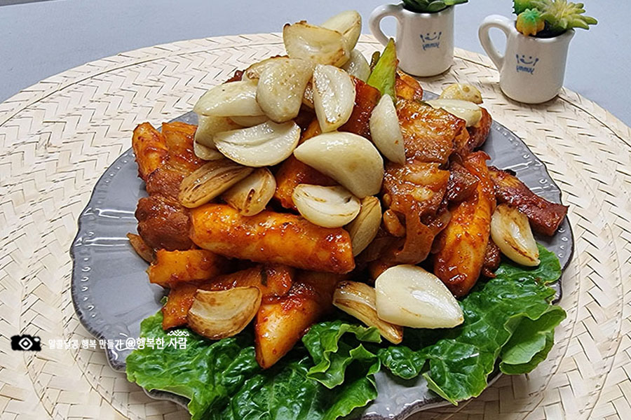 세 가지를 한꺼번에 맛보는 삼겹, 푸살볶음, 고추장삼겹살, 고구마 떡, 고기 19