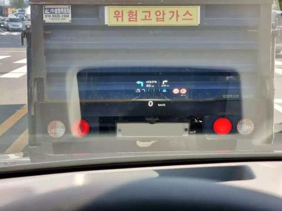 트럭 바로 뒤에서 정차 대기 중인 장면입니다.