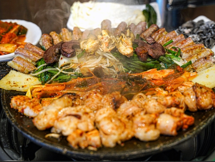 솥뚜껑야채곱창볶음 이미지
