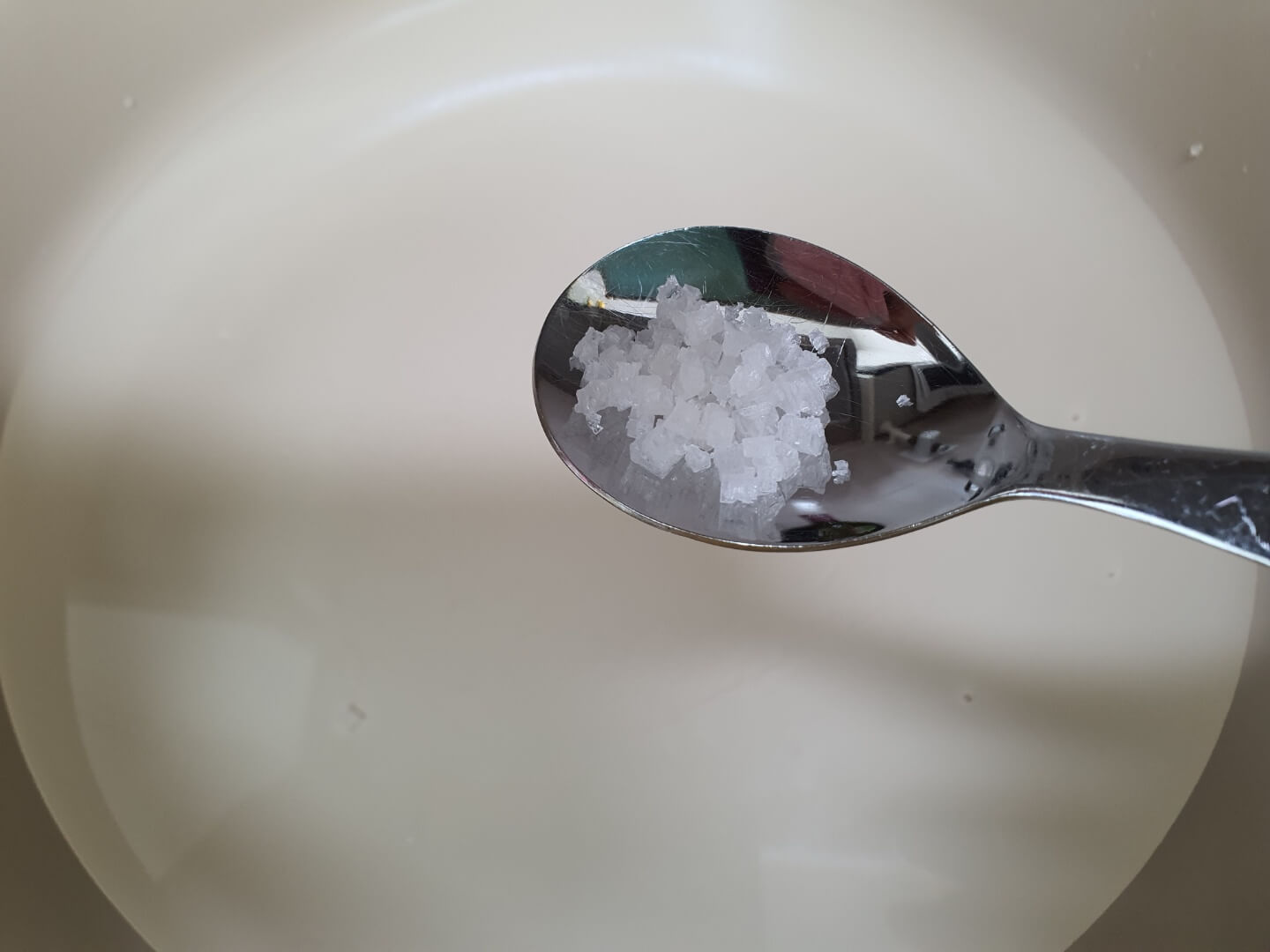 끓는 물에 소금 넣는 사진