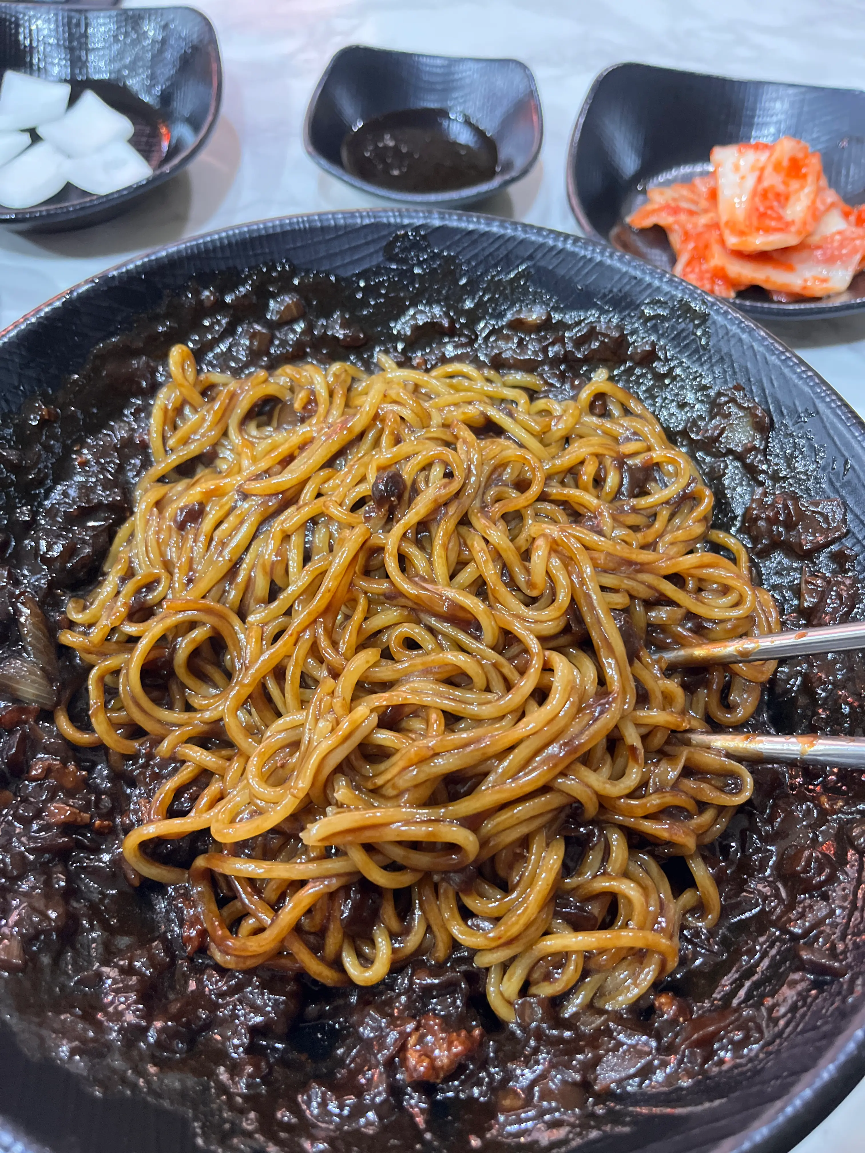 맛있게 비벼진 짜장면 사진