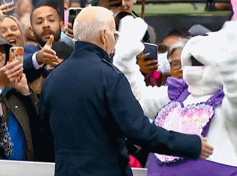  바이든을 혼란스럽게 하는 백악관 토끼  VIDEO: Bunny Distracts Confused President Biden at White House