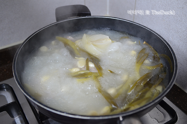 돼지갈비탕은 2차로 2시간 삶아 육수를 우려냅니다.