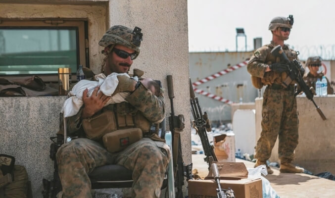 미군과-아프간-아기