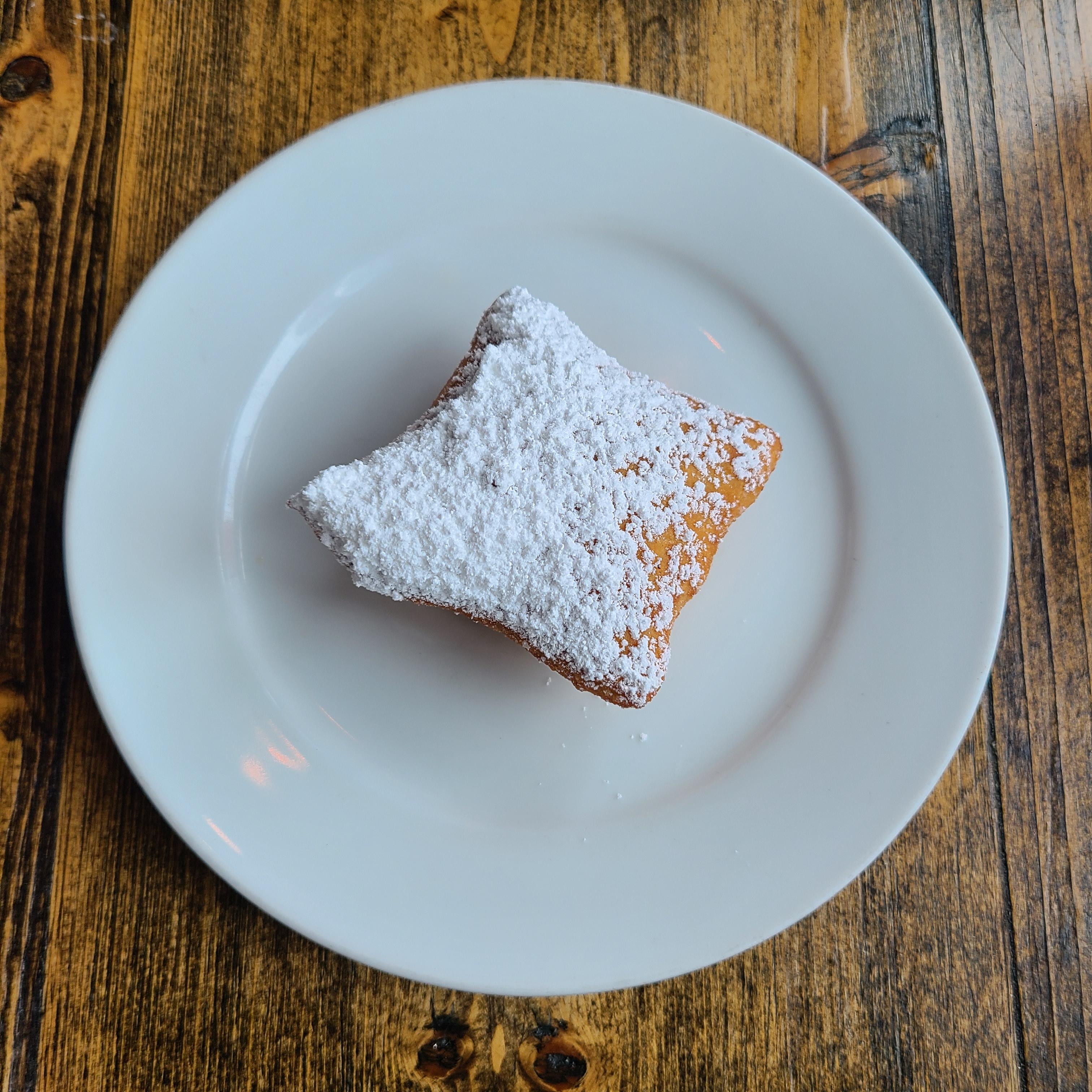 개인 그릇에 옮긴 Beignet