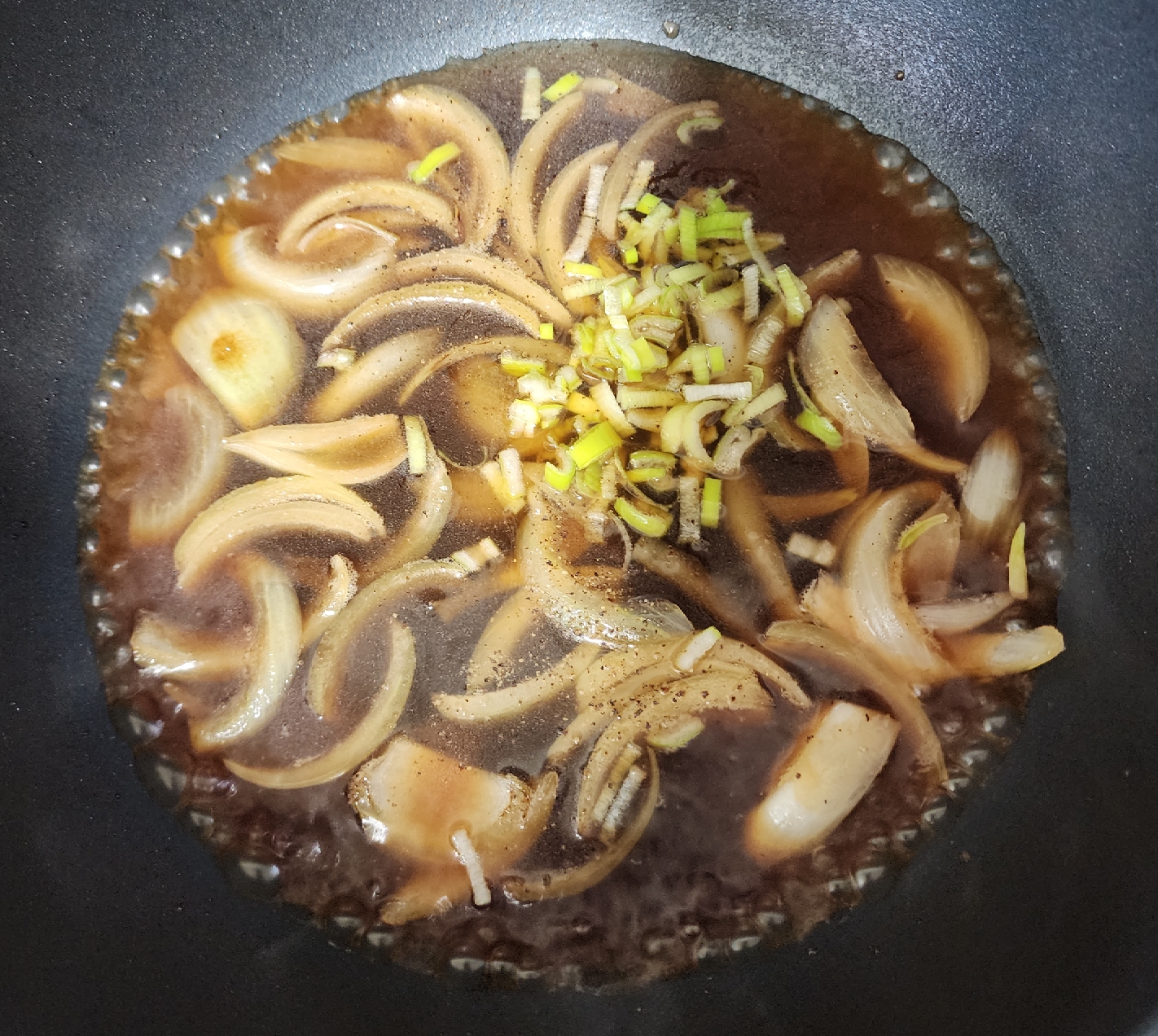 물과-후춧가루-그리고-대파를-넣어-끓이는-모습