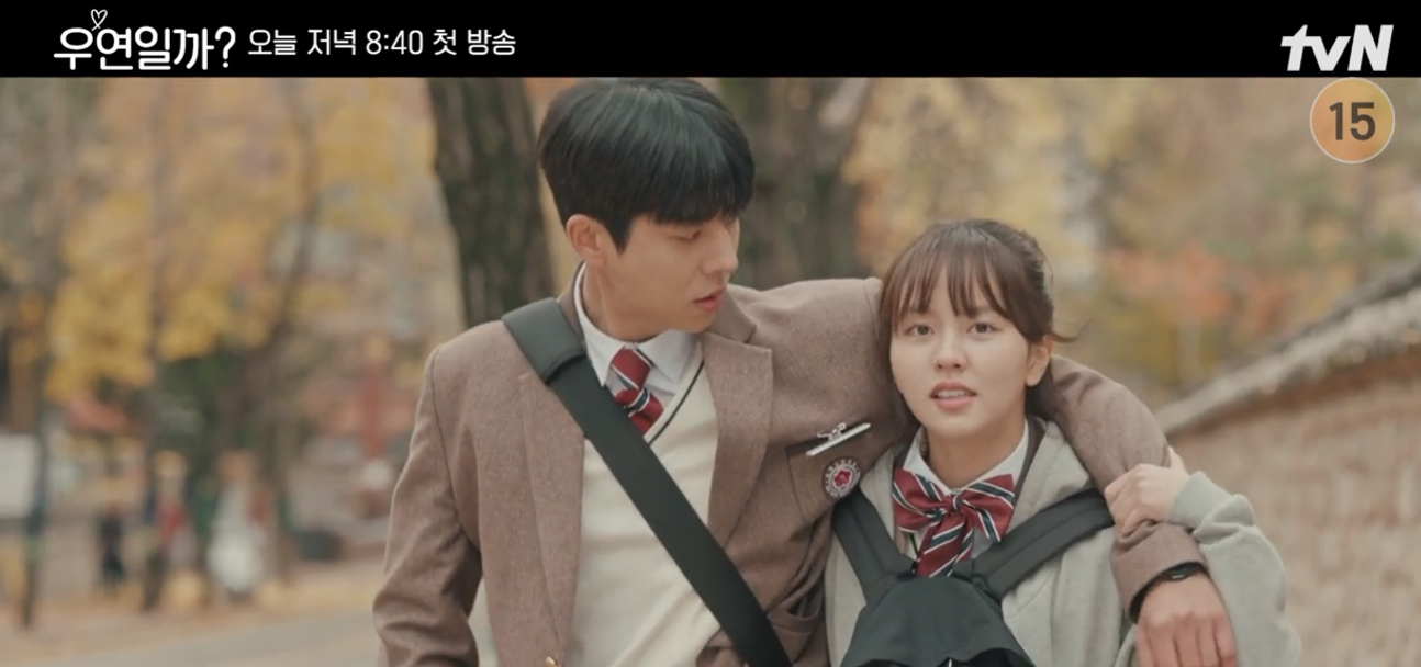 홍주는 다른 여자분이 오는 걸 보고 죄송하다고 말하고 혜지가 만난을 주선한 경택으로 향해 걸어갑니다.