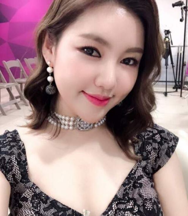 송가인이 방송출연을 위해 준비중에 예쁜 표정을 지으며 사진을 찍은 모습이다.