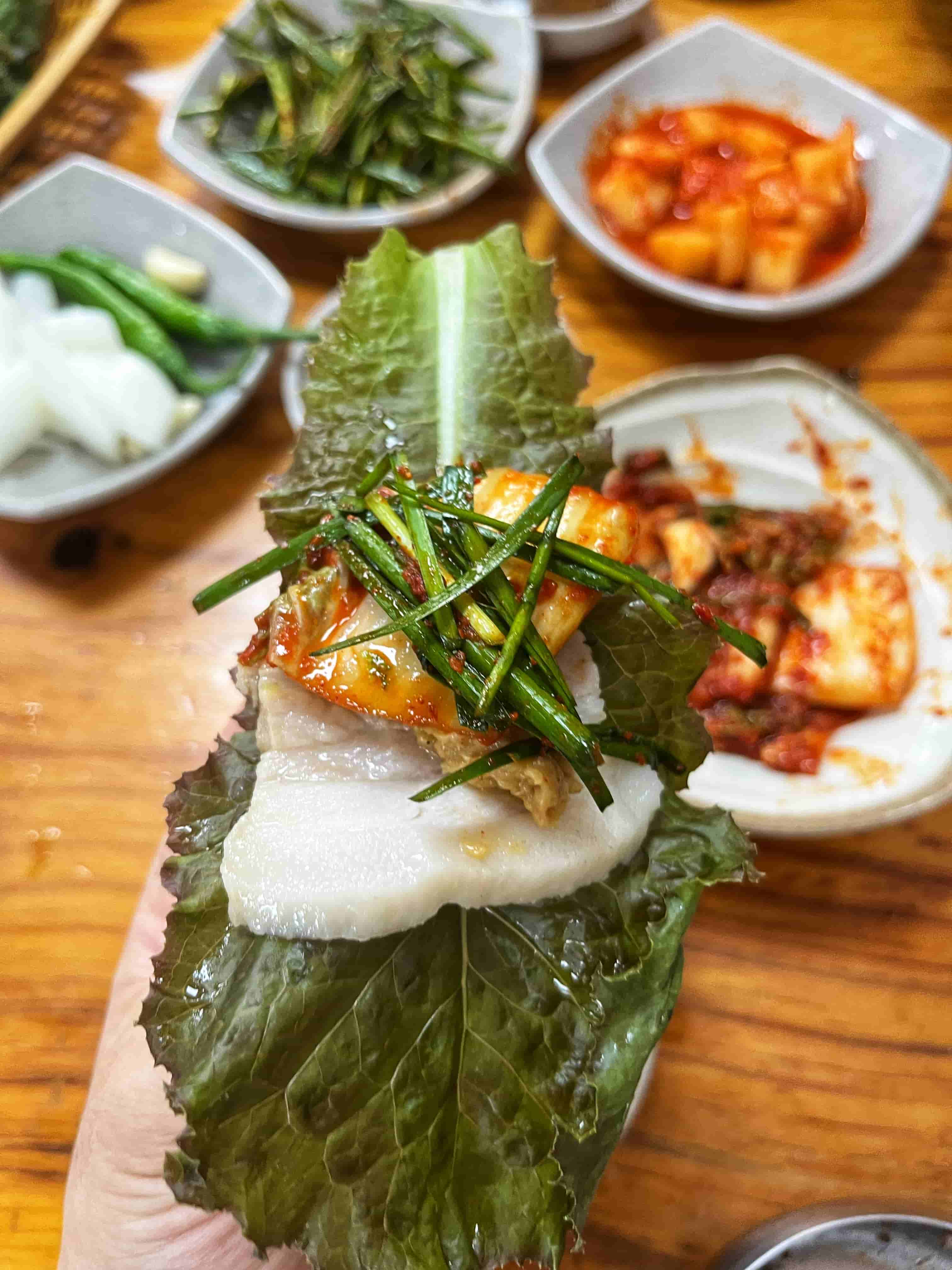 수육을 겉절이&amp;#44; 부추와 쌈에 싸먹는 사진