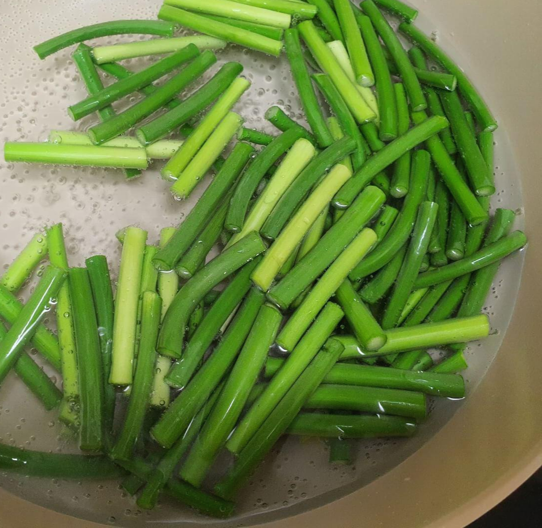 마늘쫑 데치는 사진
