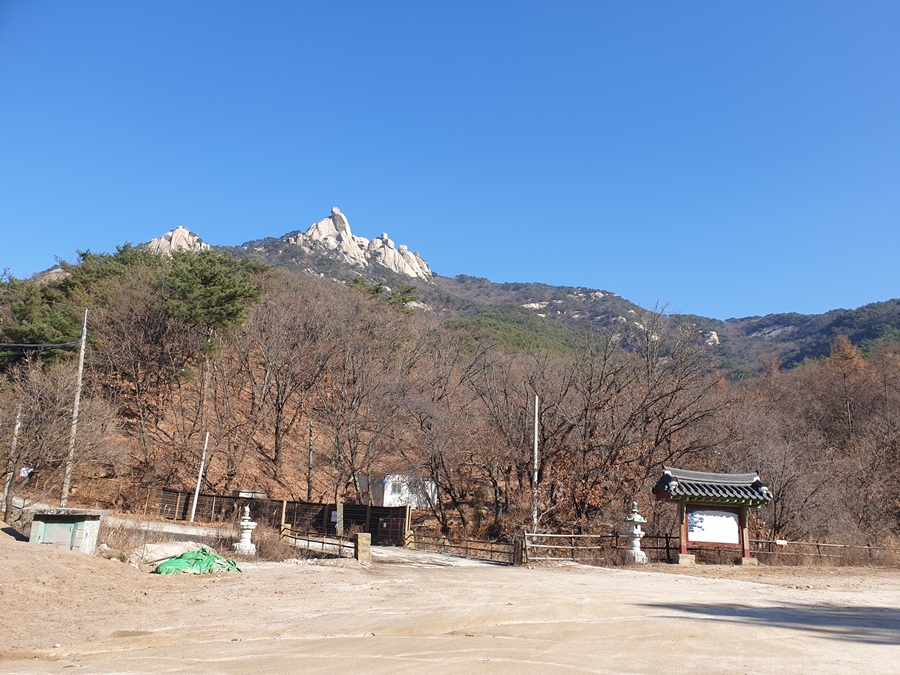 관늠봉아래-석굴암-올라가는길목