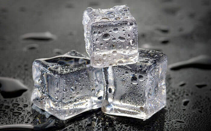투명한 네모 모양의 얼음 3개