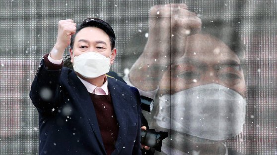  尹 쇼핑몰 약속 5개월뒤.."9000억 달라" 광주에 당황한 與