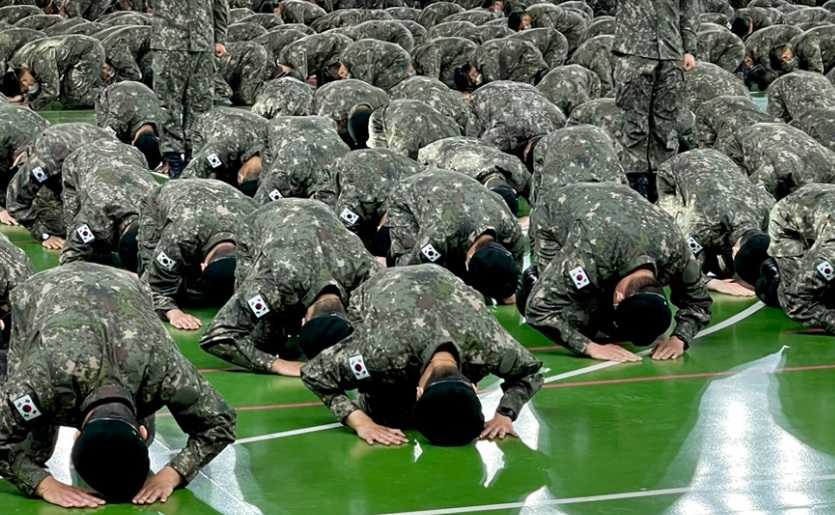 큰절하는-대한민국-육군-청년들