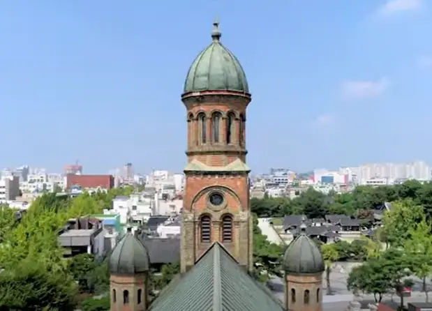 겨울방학 국내 여행지- 붉은색 벽돌 사이사이 유리창문 건물 위 초록색 뾰족한 지붕 위 십자가