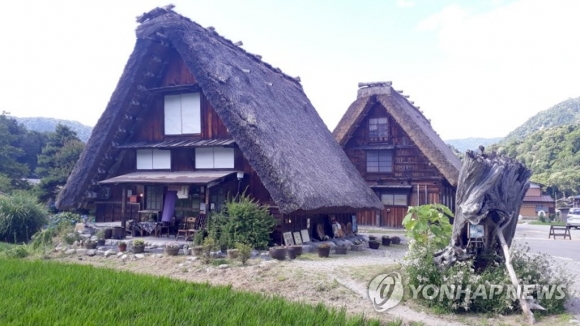 일본 기후(岐阜)현 북서부의 하쿠산 기슭에 있는 시라카와 합장촌의 전통 가옥인 갓쇼즈쿠리. 갓쇼즈쿠리란 억새와 비슷한 가야(茅)라는 풀로 지붕을 만든 전통 집을 말하며&#44; 지붕의 모양이 마치 합장을 하는 듯하다고 해 합장촌이라는 이름이 붙여졌다.