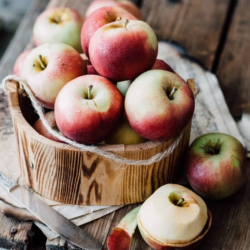 나무 그릇 안에 담겨있는 사과들