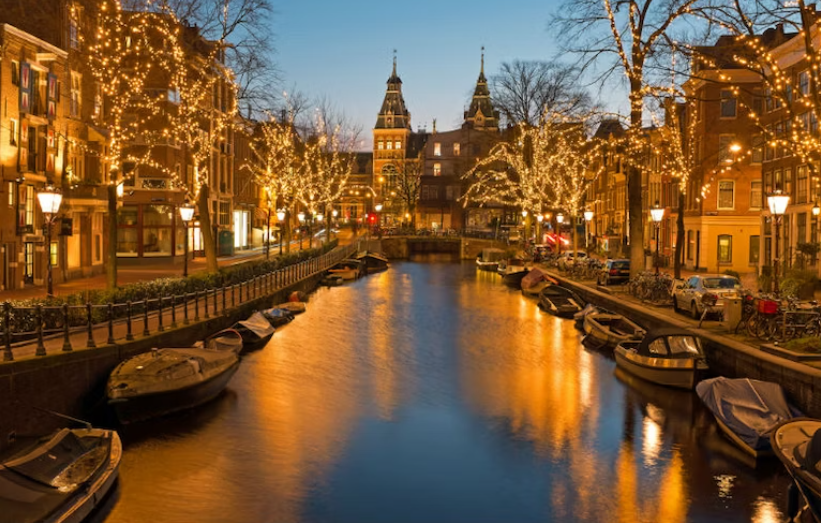 네덜란드 암스테르담의 크리스마스 시즌 운하 모습