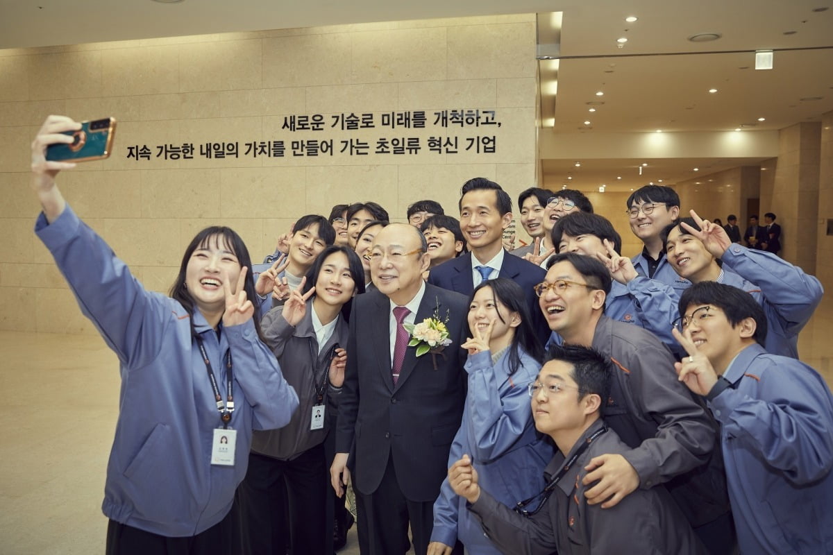 김승연 한화그룹 회장과 김동관 부회장이 한화에어로스페이스 대전 R&D 캠퍼스 직원들과 셀카를 찍고 있다.